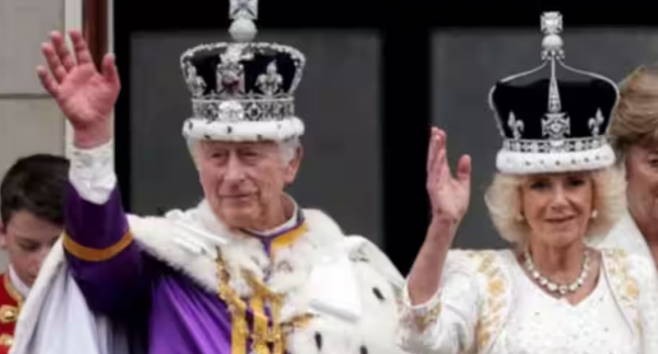 Raja Charles III dan Ratu Camilla saat upacara penobatan /Twitter