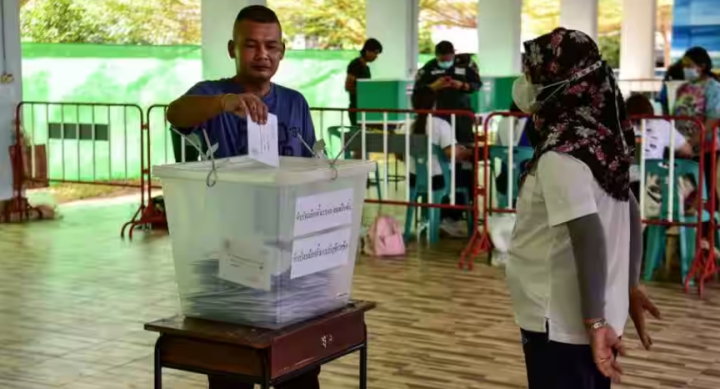 Seorang pemilih memberikan suaranya saat pemungutan suara lanjutan di TPS di sebuah sekolah di Narathiwat, Thailand selatan, pada 7 Mei 2023, seminggu menjelang pemilihan umum 14 Mei /AFP