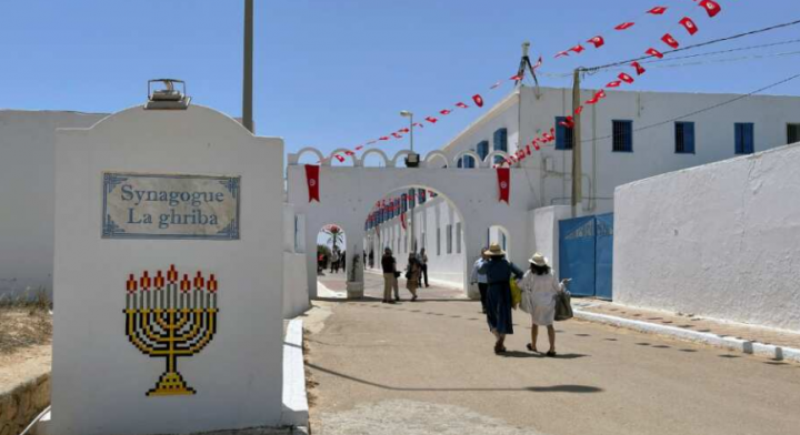 Gambar menunjukkan sinagoga El Ghriba juga dikenal sebagai Sinagog Djerba /Reuters
