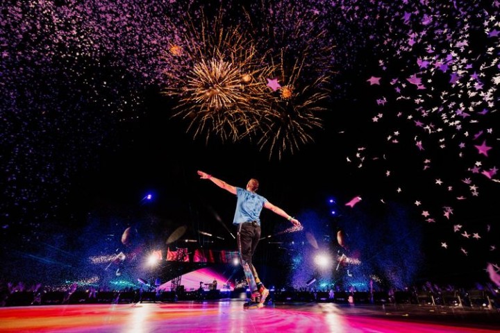 Mengenal Gelang Xylobands yang Sering Dipakai Saat Konser Coldplay