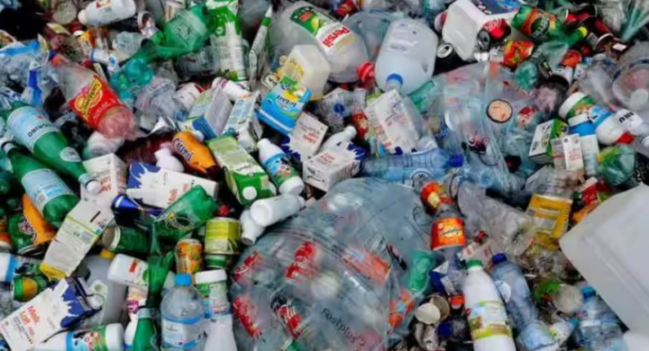Botol dan wadah plastik terlihat dalam wadah di taman daur ulang dekat Brussels /Reuters
