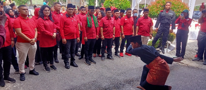 Meriah, Serahkan Daftar Caleg ke KPU Riau, PDI-P Konvoi Dengan Pakaian Adat dan Kesenian Daerah