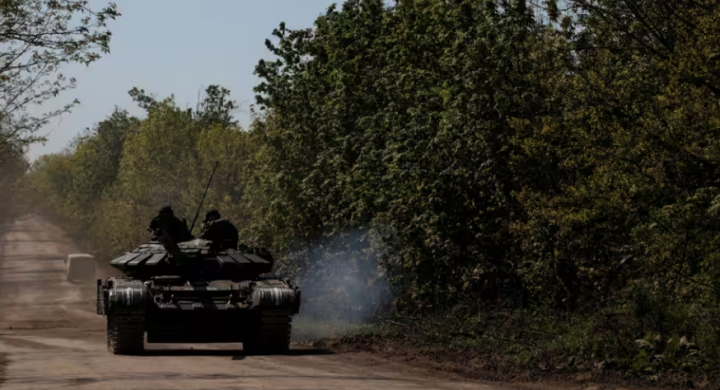 Prajurit Ukraina naik di atas tank di jalan menuju kota garis depan Bakhmut di wilayah Donetsk, Ukraina 12 Mei 2023 /Reuters