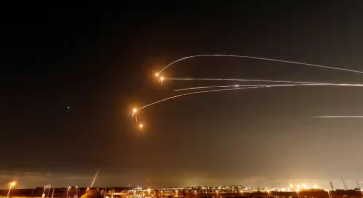 Sistem anti-rudal Iron Dome Israel mencegat roket yang diluncurkan dari Jalur Gaza /Reuters