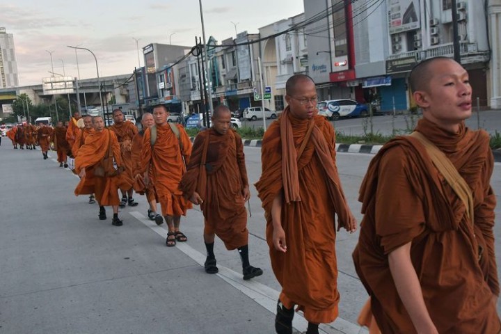Viral, Begini Cerita di Balik 32 Biksu yang Berjalan Kaki dari Thailand Menuju Candi Borobudur 