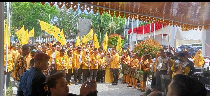 Partai Golkar mendatangi KPU Riau untuk mendaftarkan Bacaleg untuk DPRD Riau 