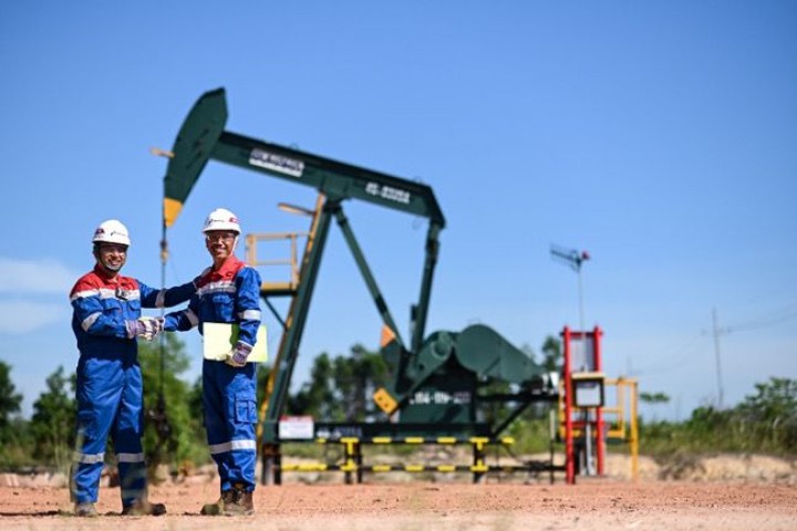 Pekerja PHR melakukan aktivitas di sumur minyak WK Rokan dalam mendukung ketahanan energi nasional.