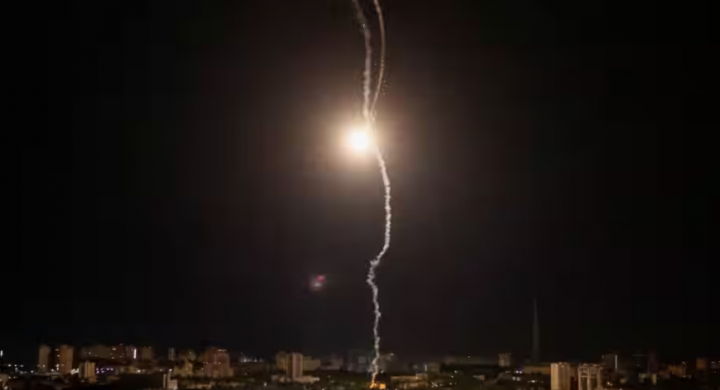 Ledakan rudal terlihat di langit di atas kota selama serangan rudal Rusia di Kyiv, Ukraina 16 Mei 2023 /Reuters