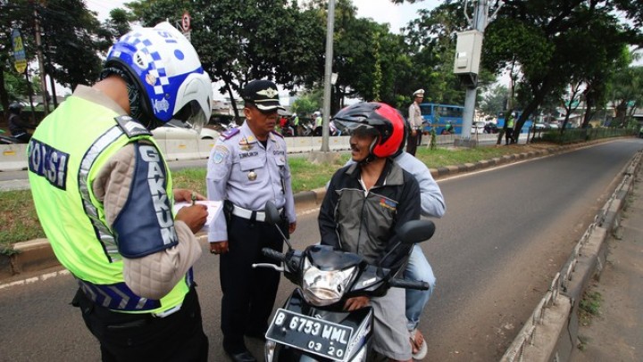 Kepolisian Negara Republik Indonesia (Polri) kembali menerapkan tilang manual. Sumber: cnnindonesia
