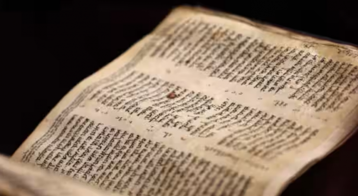 Codex Sassoon, edisi terlengkap paling awal dari Alkitab Ibrani, dipotret pada 22 Maret 2023 di Museum Orang Yahudi ANU di Tel Aviv /AFP