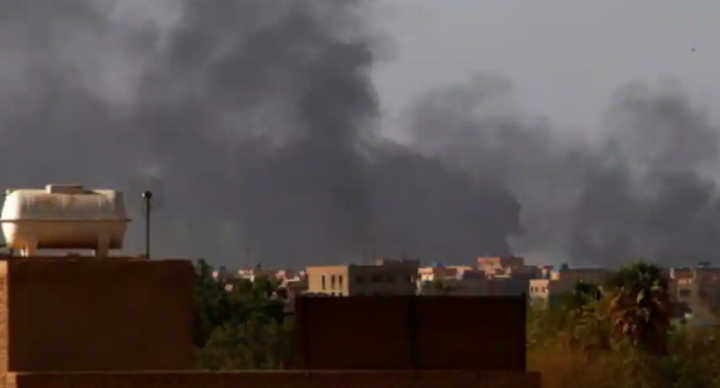 Asap mengepul di kejauhan di Khartoum pada 22 Mei 2023, saat pertempuran antara dua jenderal saingan berlanjut /AFP