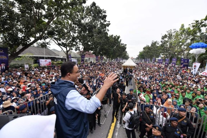 Anies yang sudah berani melayangkan kritikan tajam ke pemerintahaan Jokowi dinilai sebagai aksi yang tak biasa dan beda dengan Bacapres lainnya. Sumber: viva.co.id