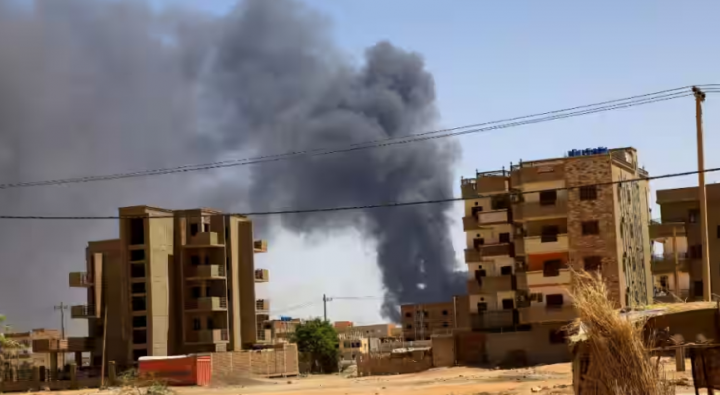 Pertempuran yang dimulai lebih dari sebulan lalu telah mengubah ibu kota Sudan, Khartoum, menjadi medan perang bagi dua faksi yang bertikai, yang sejak itu menyebar ke seluruh negeri /Reuters