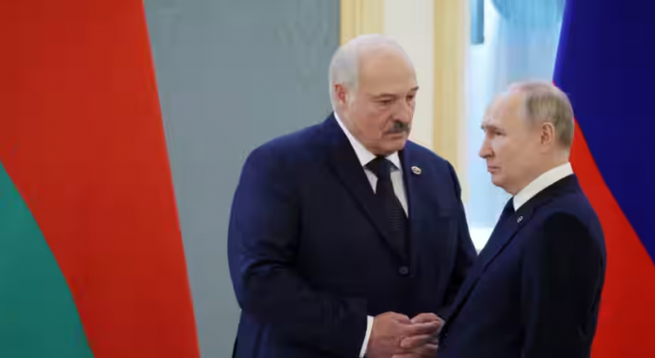 Presiden Rusia Vladimir Putin dan Presiden Belarusia Alexander Lukashenko di Kremlin di Moskow /Reuters