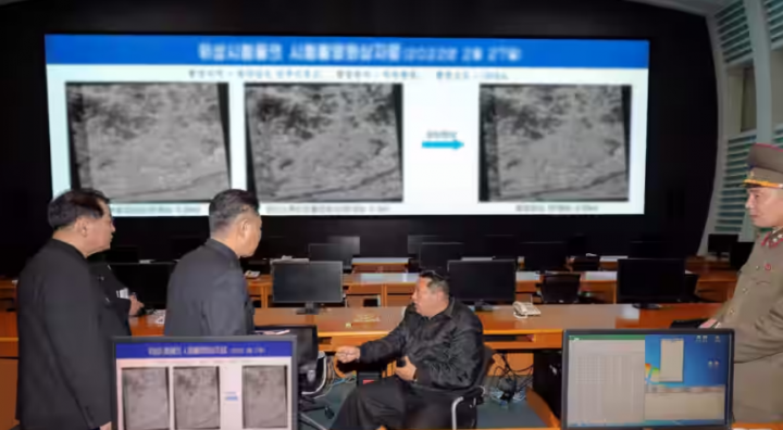 Kim Jong Un memeriksa Administrasi Pengembangan Dirgantara Nasional Korea Utara setelah uji coba sistem satelit baru-baru ini, di Pyongyang, Korea Utara, dalam foto yang dirilis pada 10 Maret 2022 oleh Kantor Berita Pusat Korea Utara /Reuters