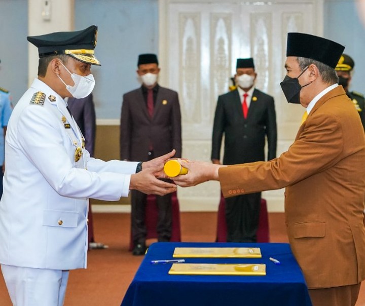 Muflihun saat menerima mandat sebagai Pj Wali Kota Pekanbaru pada 23 Mei 2022 lalu. Kini, masa jabatannya diperpanjang untuk satu tahun lagi. Foto: Istimewa.