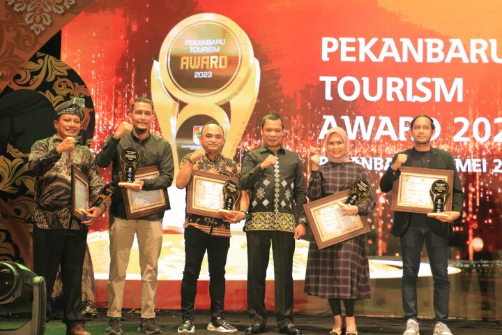 Pj Wali Kota Muflihun bersama insan pariwisata penerima penghargaan Pekanbaru Tourism Award 2023, Minggu (14/5/2023). Foto: Istimewa.