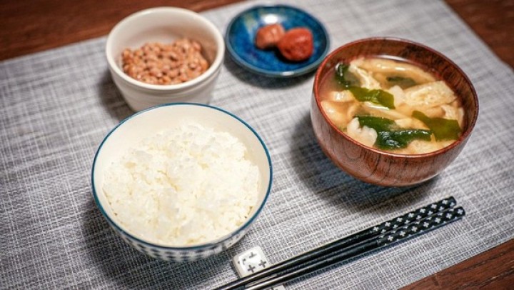 Orang Jepang Nggak Gampang Buncit meski Makan Nasi 3 Kali Sehari, Begini Triknya