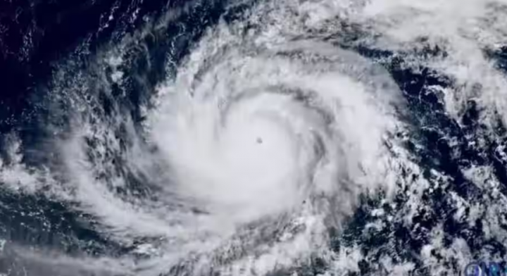 Citra satelit menunjukkan Topan Mawar mendekati Guam, pekan lalu /Reuters
