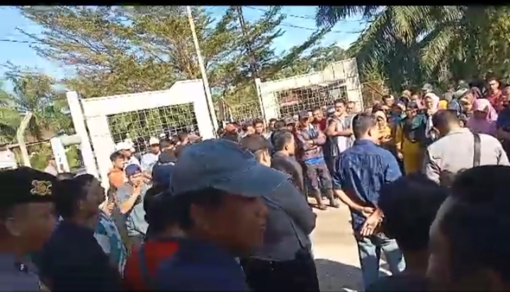 Ratusan karyawan PT Meskom Agro Sarimas saat melakukan Unjuk Rasa