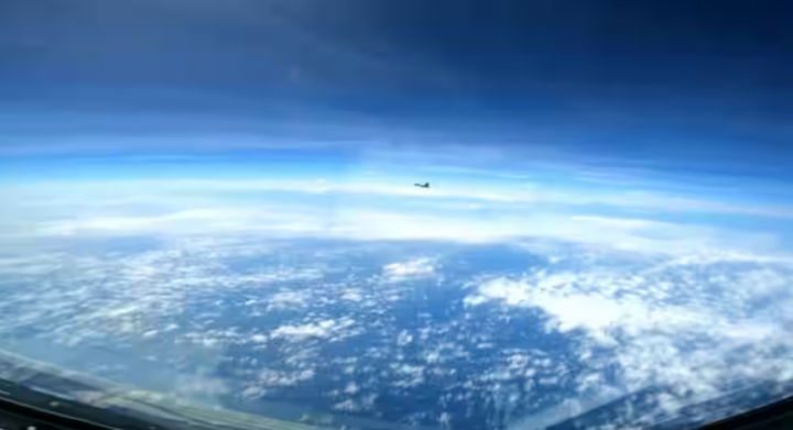 Cuplikan video dari pesawat tempur /Reuters