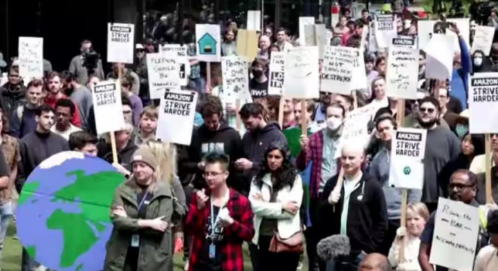 Karyawan dan pendukung Amazon melakukan protes di kantor pusat perusahaan di Seattle pada 31 Mei 2023 /Reuters