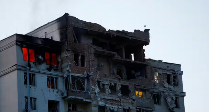 Sebuah gedung apartemen rusak selama serangan drone Rusia besar-besaran di Kyiv /Reuters