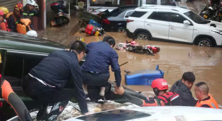 Tim Bantuan sedang mengevakuasi terdampak hujan lebat di China /Reuters