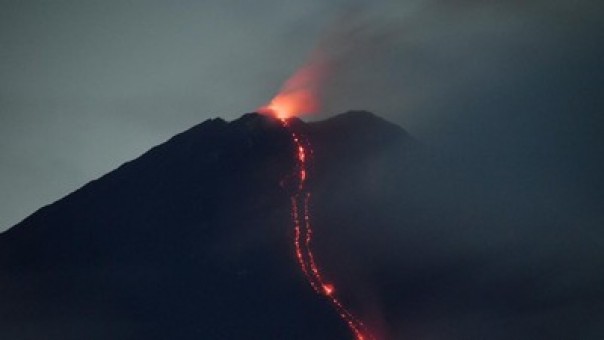 Gunung Semeru Semburkan Lava Pijar 2Km, Warga Diminta Menjauh 13 Km dari Puncak. (CNN/Foto)