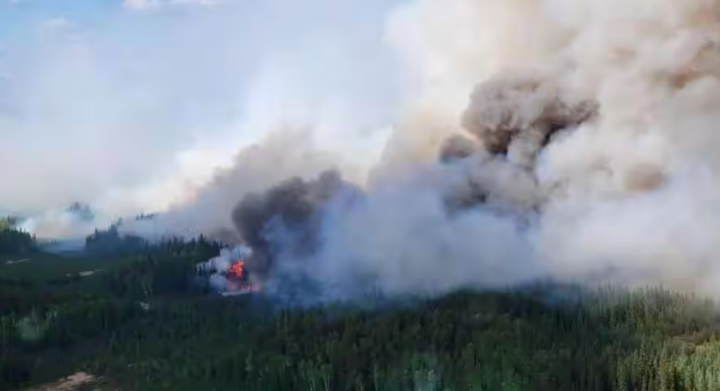 Asap mengepul di atas perimeter tenggara api Paskwa (HWF030) saat terbakar di dekat Fox Lake, Alberta, Kanada 16 Mei 2023 /Reuters