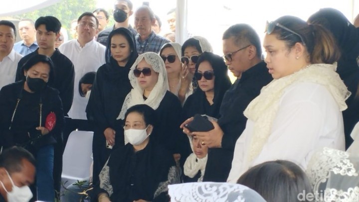 Megawati Hadir di Pemakaman Mertua Puan Maharani di TPU Tanah Kusir. (detik.com/Foto)