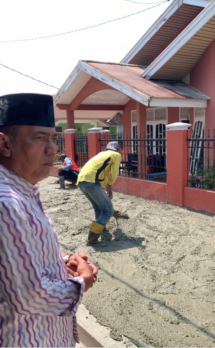 Eddy Yatim memantau perbaikan jalan di Kecamatan Mandau 