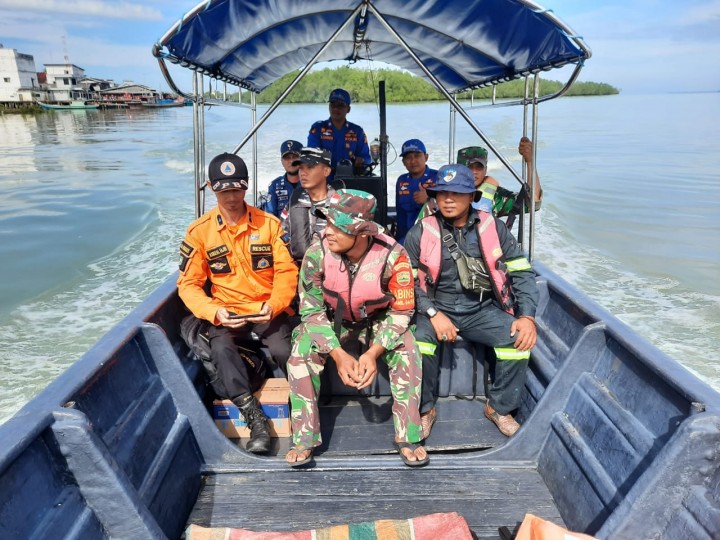 Tim gabungan saat melakukan pencarian korban Kasuma yang tenggelam dilaut saat menjaring ikan