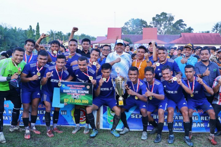 Bupati Alfedri Tutup Open  Turnamen Sepakbola Kampung Rempak 2023