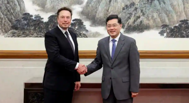 Selama kunjungan dua hari baru-baru ini ke China, Elon Musk, salah satu orang terkaya di dunia, mengadakan pertemuan dengan pejabat senior raksasa Asia di ibukota Beijing. Dia juga bertemu dengan karyawan di Shanghai /AFP