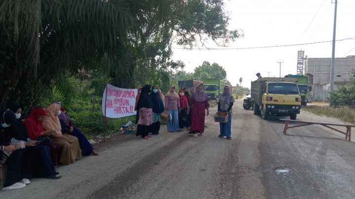 Aksi massa di Kecamatan Peranap tolak angkutan tambang batu bara melintasi jalan umum belum lama ini