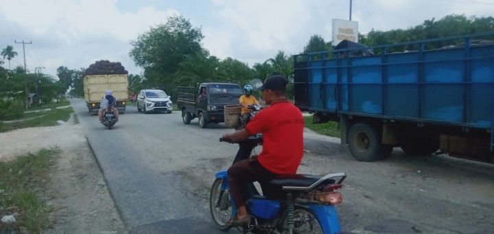 Di Bangun Anggaran APBN, Jalan Simpang Lago Menuju KM 11 di Aspal Ulang