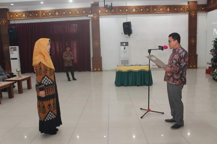 DR. Lusiana, M.Kom saat dilantik sebagai sebagai Ketua STMIK Amik Riau Periode 2023-2027