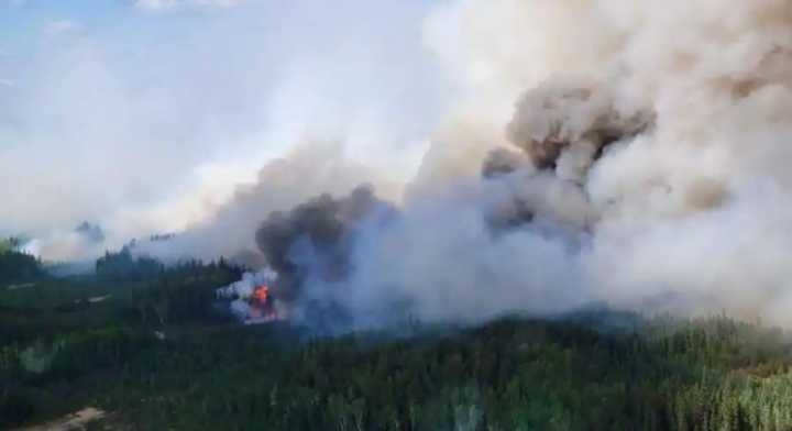 Asap membubung di atas perimeter tenggara api Paskwa (HWF030) saat terbakar di dekat Danau Fox, Alberta, Kanada 16 Mei 2023 /Reuters
