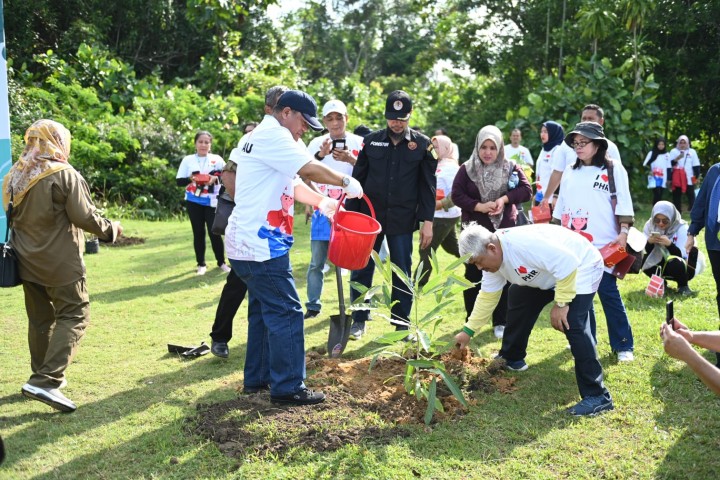 _Gerakan menanam pohon pada peringatan Hari Lingkungan Hidup Sedunia PT Pertamina Hulu Rokan mengajak sejumlah pelajar menanam pohon di Kamp PHR Rumbai, Jumat (9/6)._