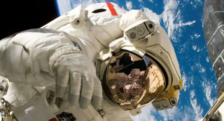 Ilustrasi astronot di luar angkasa /net