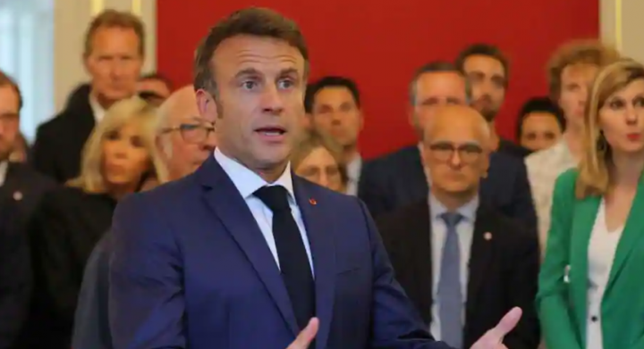 Presiden Prancis Emmanuel Macron menyampaikan pidato selama pertemuan dengan pasukan penyelamat di prefektur Haute-Savoie /Reuters