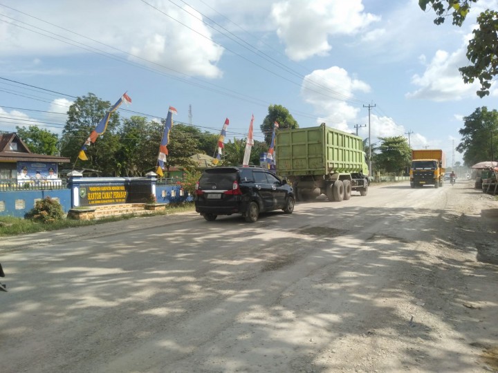 Tampak truk batu bara bebas melintasi jalan Jenderal Sudirman Kelurahan Peranap, Kecamatan Peranap, tepatnya di depan kantor camat Peranap (Istimewa)