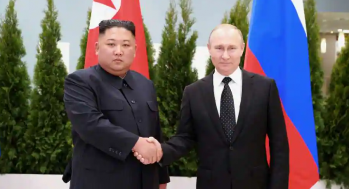 Pemimpin Korea Utara Kim Jong Un telah bersumpah untuk berpegangan tangan dengan Presiden Rusia Vladimir Putin /Reuters