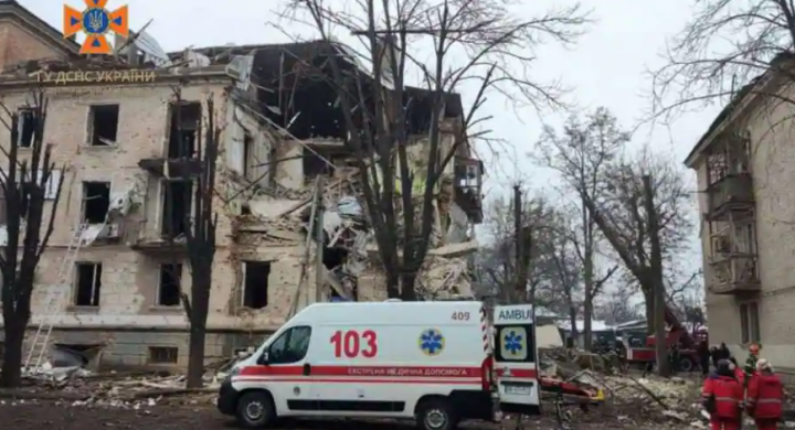Walikota kota Kryvyi Rih telah mengklaim bahwa beberapa bangunan sipil terkena serangan rudal semalam pada hari Senin. Gambar selebaran yang diambil dan dirilis oleh Layanan Darurat Negara Ukraina pada 16 Desember 2022 ini menunjukkan tim penyelamat bekerja di sebuah bangunan tiga toko yang rusak be