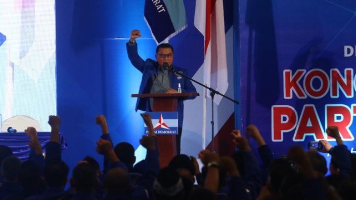 Menggelar aksi damai terkait gugatan Peninjauan Kembali (PK) yang diajukan oleh KSP Moeldoko CS dipilih Partai Demokrat. Sumber: CNN Indonesia