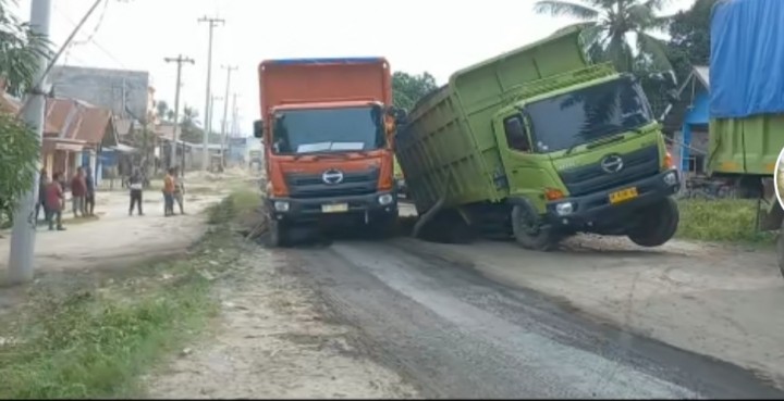 Jalan provinsi, lintas tengah Peranap-Air Molek yang dilalui truk batubara