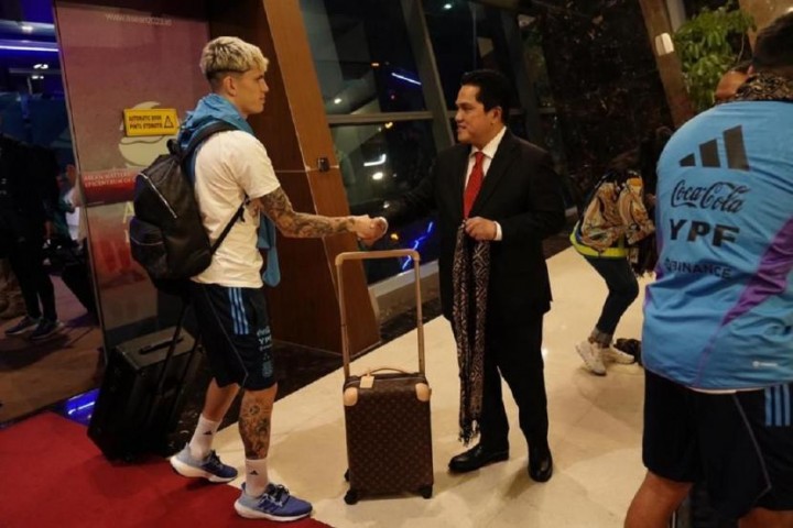 Sambut Timnas Argentina di Jakarta, Erick Thohir Kalungkan Kain Timor Tanda Persahabatan. (Twitter/Foto)