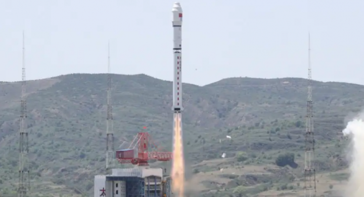 Roket Long March-2D yang membawa 41 satelit meluncur dari Pusat Peluncuran Satelit Taiyuan di Provinsi Shanxi, China utara, 15 Juni 2023 /Twitter