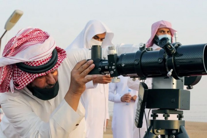 Arab Saudi Minta Warga Mulai Pantau Hilal Awal Zulhijjah Hari Ini. (SINDONews.com/Foto)
